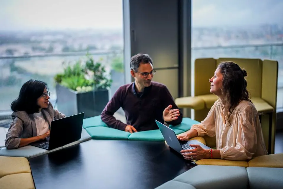 IA en el empleo: mayor impacto en hombres que en mujeres