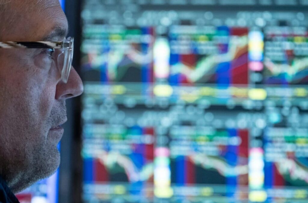 Mercados globales operan con sesgo negativo por inflación y altos precios del petróleo
