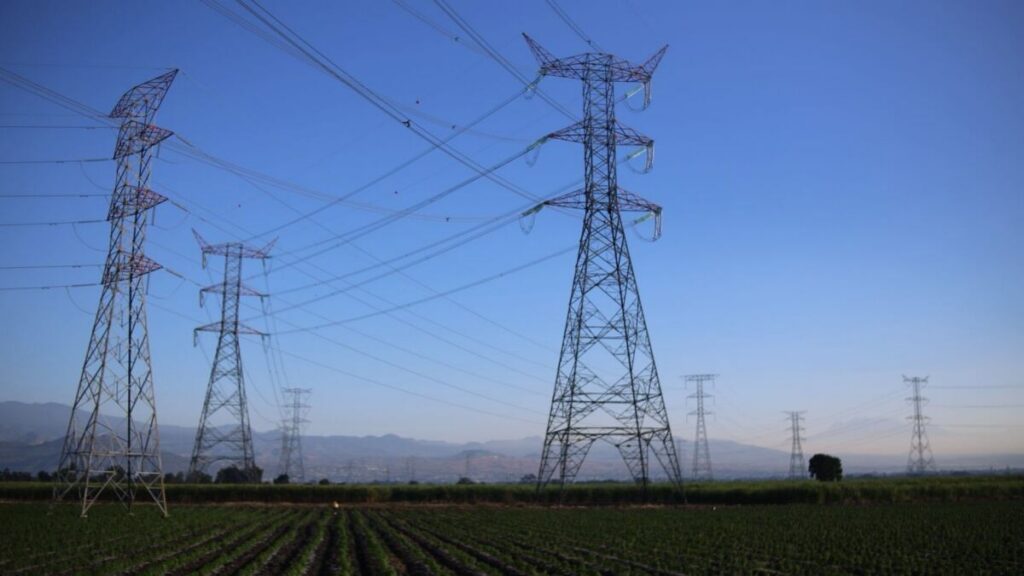 CFE busca recaudar mil millones de dólares para nuevas líneas de transmisión