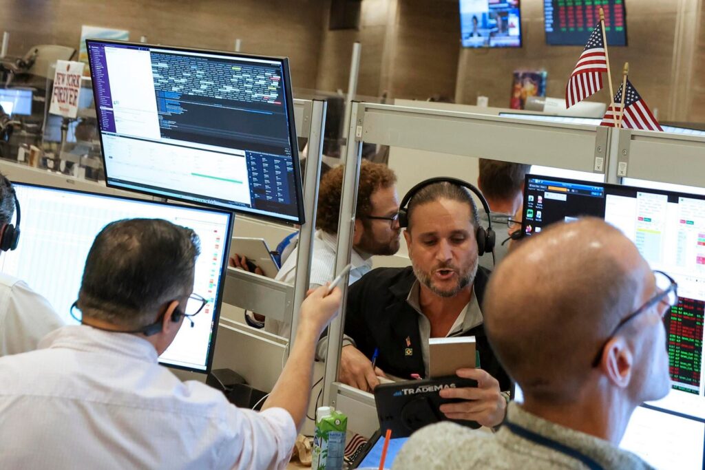 Mercados globales retroceden por tensiones geopolíticas y aumento en precios del petróleo