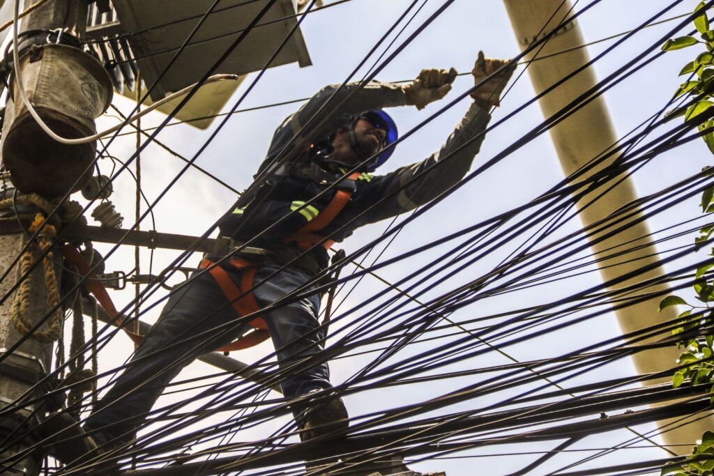 CFE prevé aumento en cortes de luz por falta de pago hacia 2030