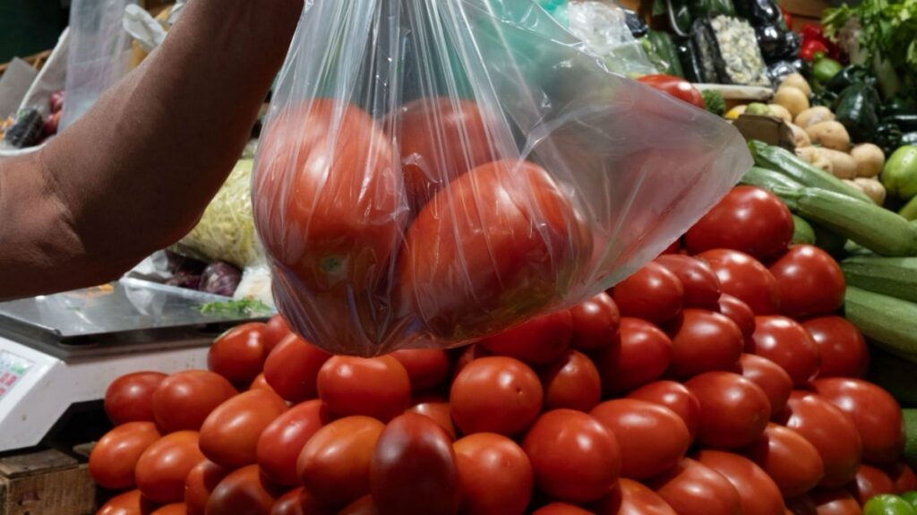 Ebrard cuestiona efectividad de cuota al tomate mexicano