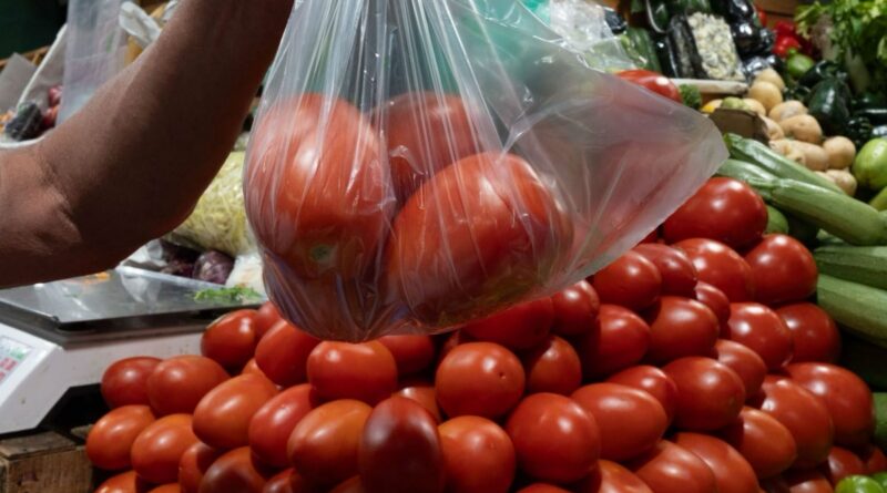 Ebrard cuestiona efectividad de cuota al tomate mexicano