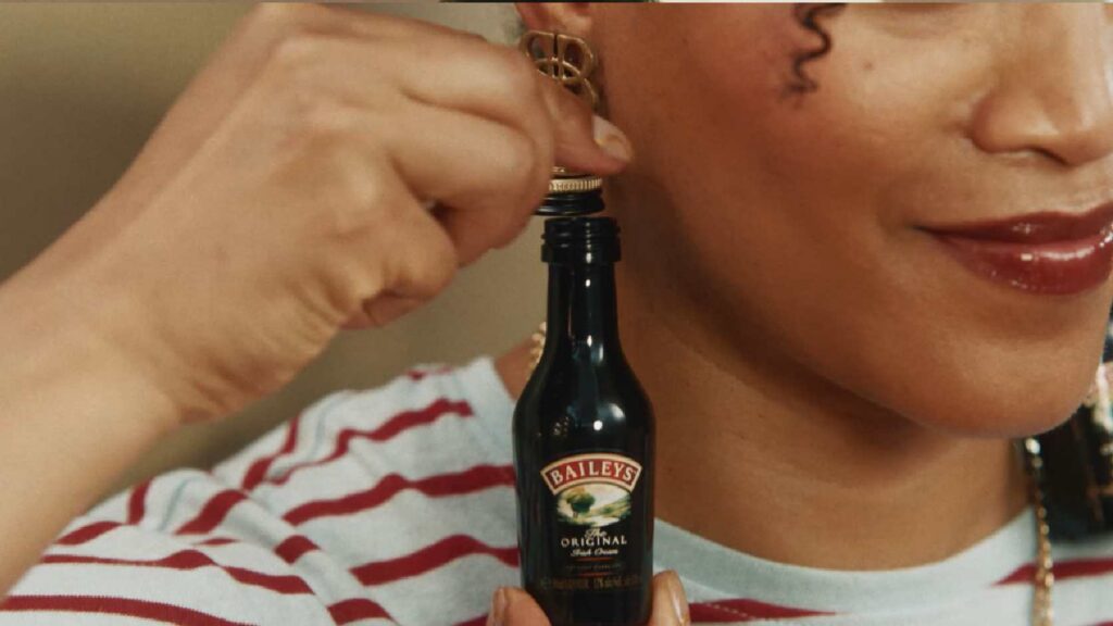 Baileys lanza campaña navideña para 2026 con elementos inesperados