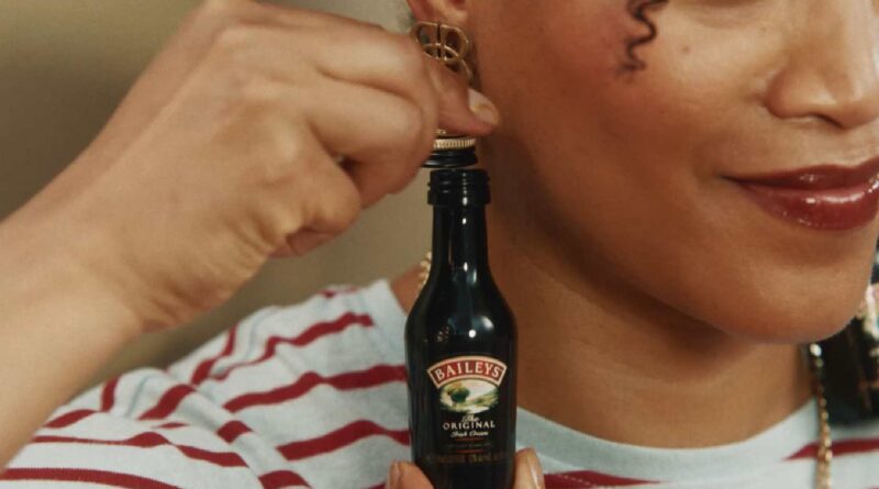 Baileys lanza campaña navideña para 2026 con elementos inesperados