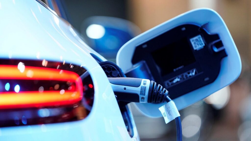 Venta de autos eléctricos cae 30.7% en EU mientras avanza a 23.2% en Europa