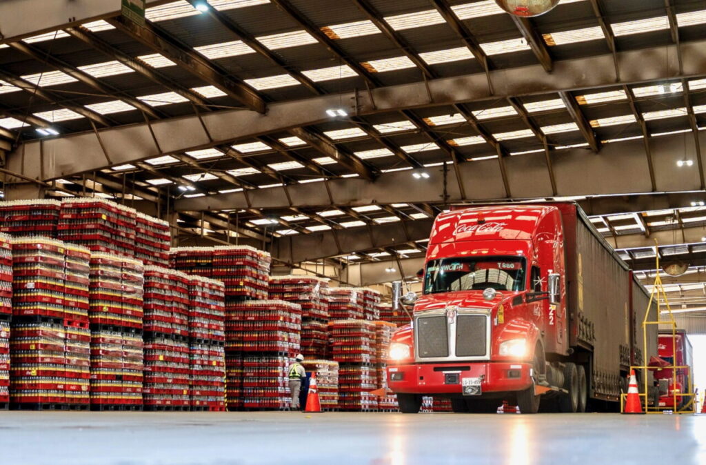 Coca-Cola Femsa recupera ventas en México pese al alza de impuestos