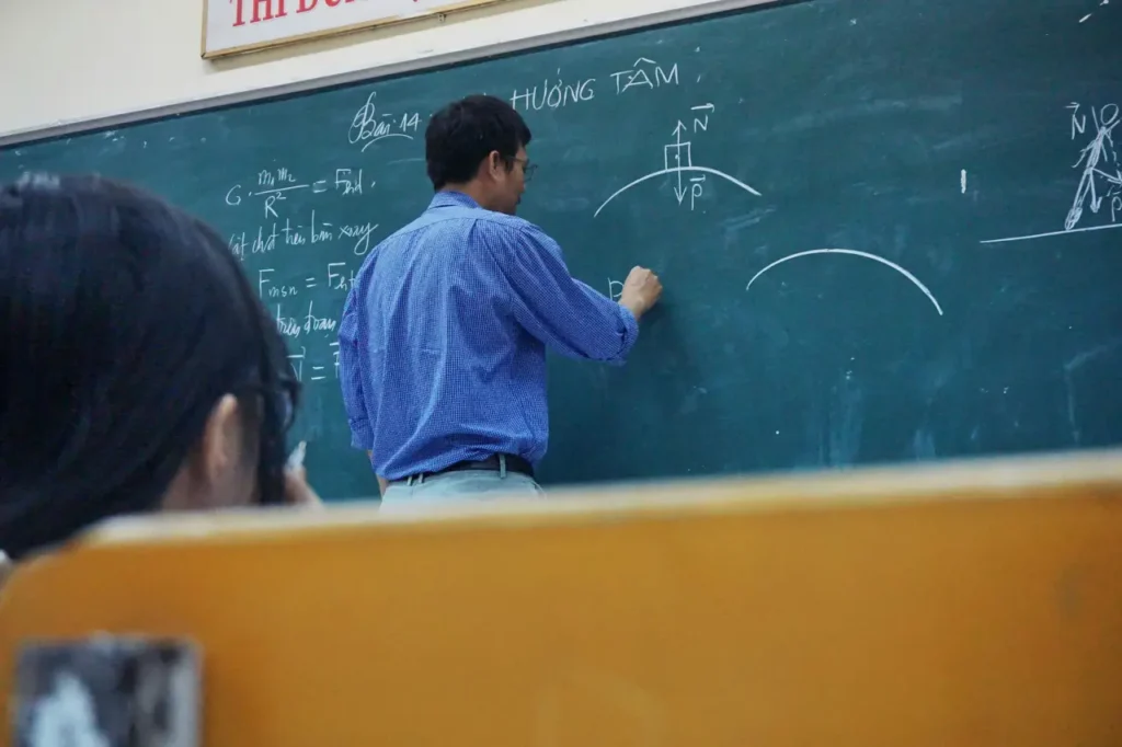Docentes en EE. UU. ajustan métodos de evaluación ante el auge de la IA