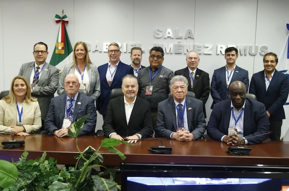 Senador Vázquez busca inversión minera para Chihuahua en reunión con CANAZMEXMINING