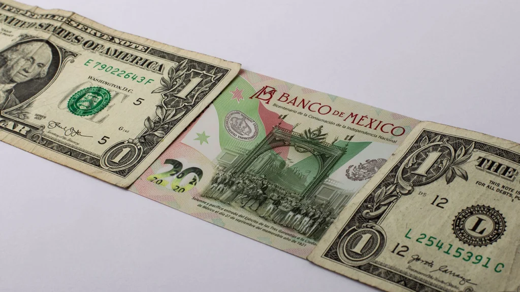 El peso se aprecia al inicio de la semana con datos de inflación
