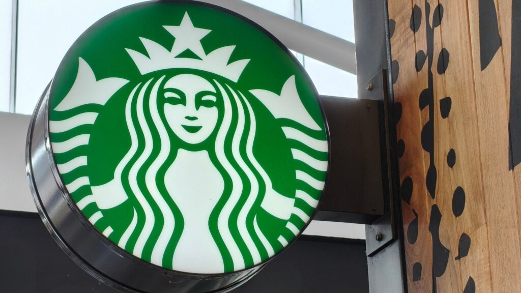 Starbucks y Alsea registran crecimiento en ventas en tercer trimestre de 2026